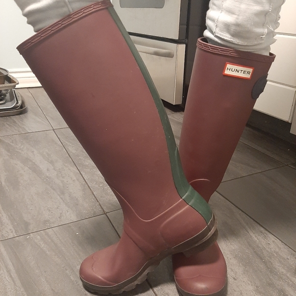 Hunter rain boots tall burgundy with green stripe and blue buckel. Sz 7 EU 38 - Picture 7 of 9